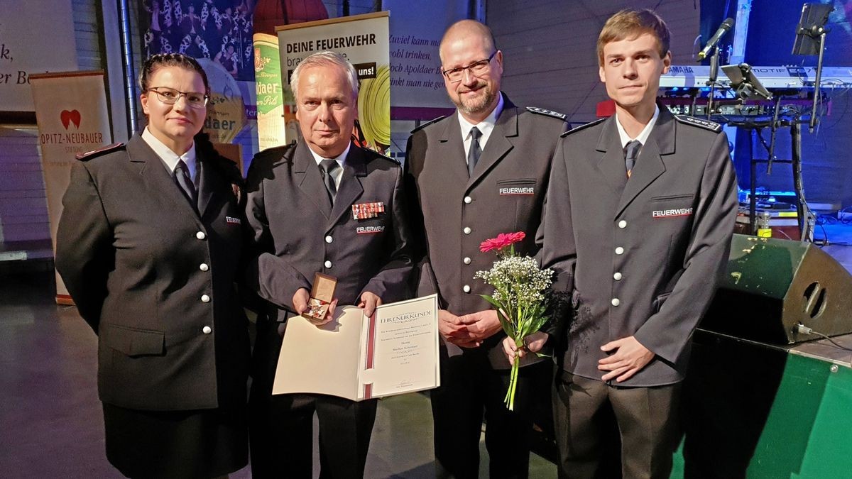 Bei der Jubiläumsfeier des Feier des Kreis-Feuerwehr-Verbandes Weimarer Land erhielt der ehemalige Kreisbrandinspektor Steffen Schirmer (2.v.l.) das Ehrenkreuz am Bande in Silber. Ihm gratulierten Kreisjugendwartin Rebekka Oertel, KFV-Vorsitzender Jörg Schneider und Kreisbrandinspektor Lukas Engelmann (rechts).