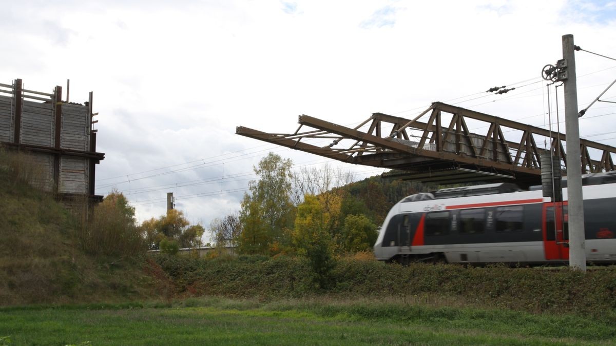 Die Behelfsbrücke soll nun in den kommenden zwei bis drei Wochen von den Spezialisten der SEH Engineering GmbH direkt neben der B88 in ihre Einzelteile zerlegt werden.