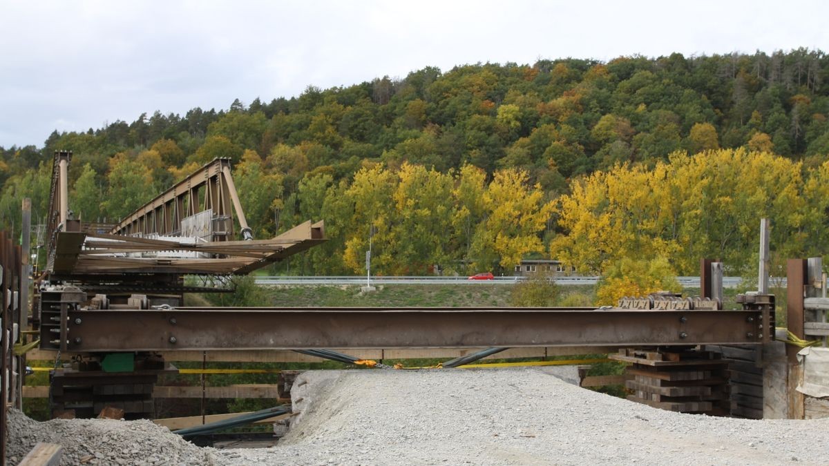 Die Behelfsbrücke, die während des Baus des Tunnels Rothenstein den Umleitungsverkehr von der B88 in Richtung Oelknitz führte, ist zurückgebaut worden.