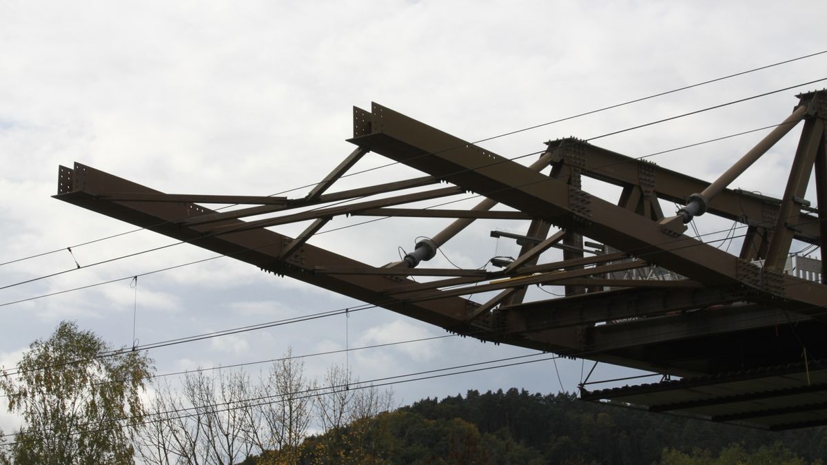 Die Einzelteile der Brücke werden danach aufbereitet und in ein Brückenzentrallager gebracht, wo sie auf ihren nächsten Einsatz an einer Baustelle warten.