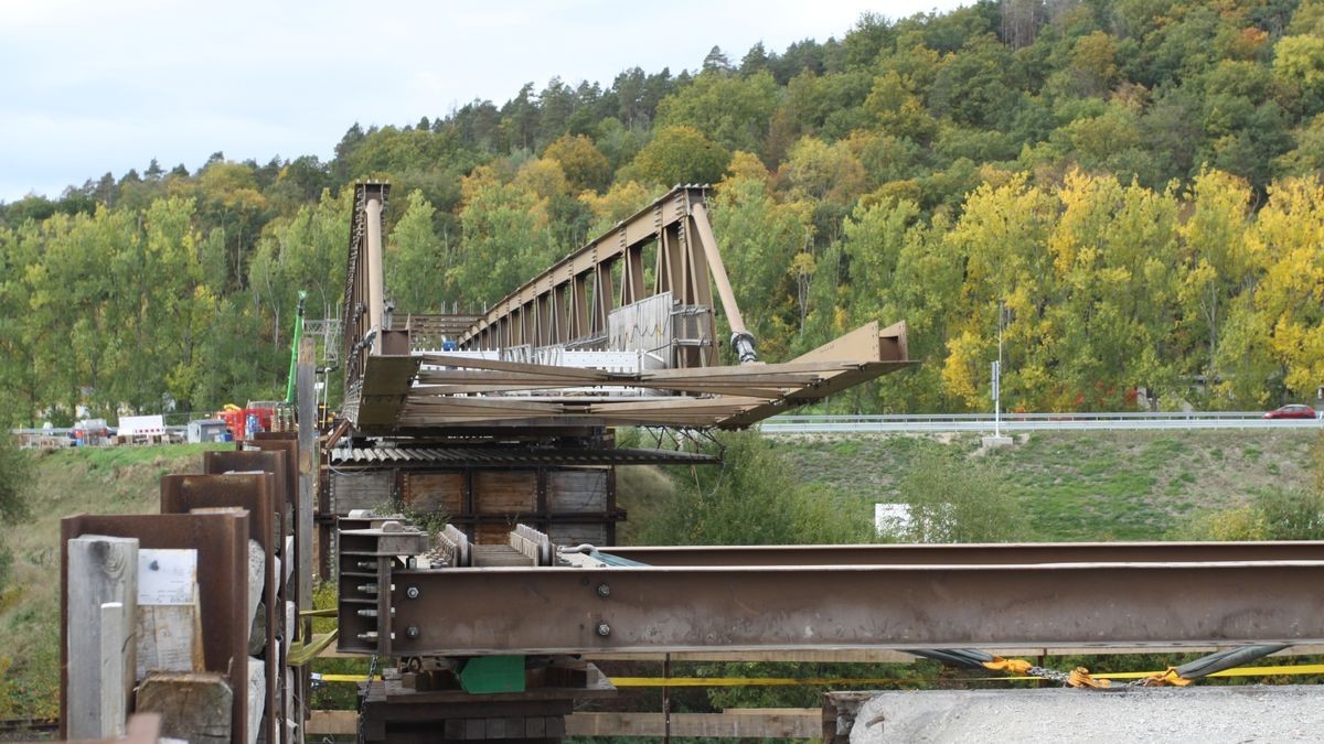 Die Behelfsbrücke, die während des Baus des Tunnels Rothenstein den Umleitungsverkehr von der B88 in Richtung Oelknitz führte, ist zurückgebaut worden.