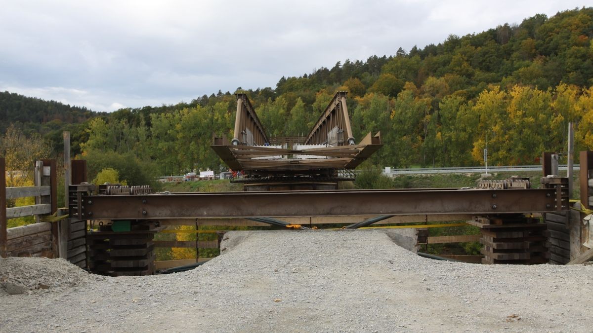 Die Behelfsbrücke, die während des Baus des Tunnels Rothenstein den Umleitungsverkehr von der B88 in Richtung Oelknitz führte, ist zurückgebaut worden.