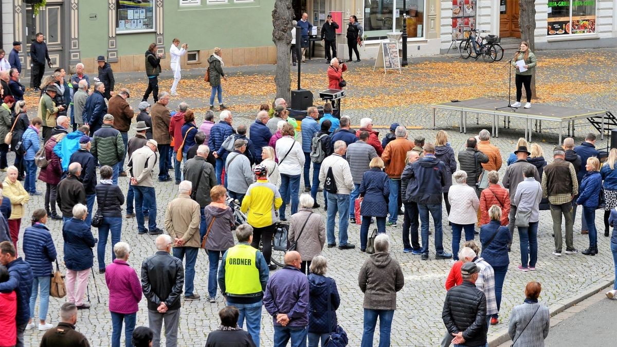 Unter dem Titel „Wir müssen reden. Mit bezahlbarer Energie in die Zukunft“ riefen die Bürgermeister des Ilm-Kreises am 15. Oktober zu einer Kundgebung auf dem Arnstädter Marktplatz auf. Rund 350 Menschen waren dem Aufruf gefolgt.