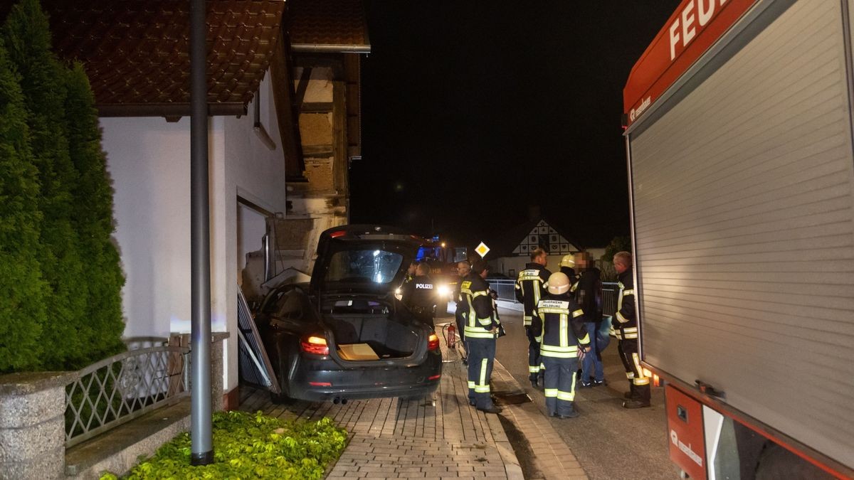 Nach ersten Informationen kam ein BMW vermutlich aufgrund zu hoher Geschwindigkeit in einer Engstelle von der Straße ab, geriet auf den Gehweg und prallte frontal in eine Garage und gegen eine Hauswand.