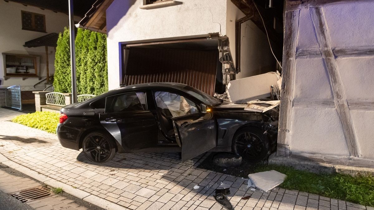 Auch die Wand des Fachwerkhauses wurde ebenfalls beschädigt.