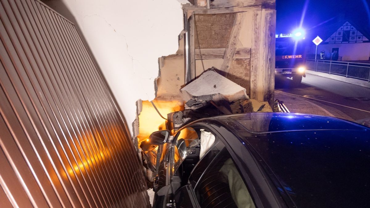 Am späten Sonntagabend ist es im Heldburger Ortsteil Holzhausen (Landkreis Hildburghausen) zu einem schweren Verkehrsunfall in einer 30er-Zone gekommen.