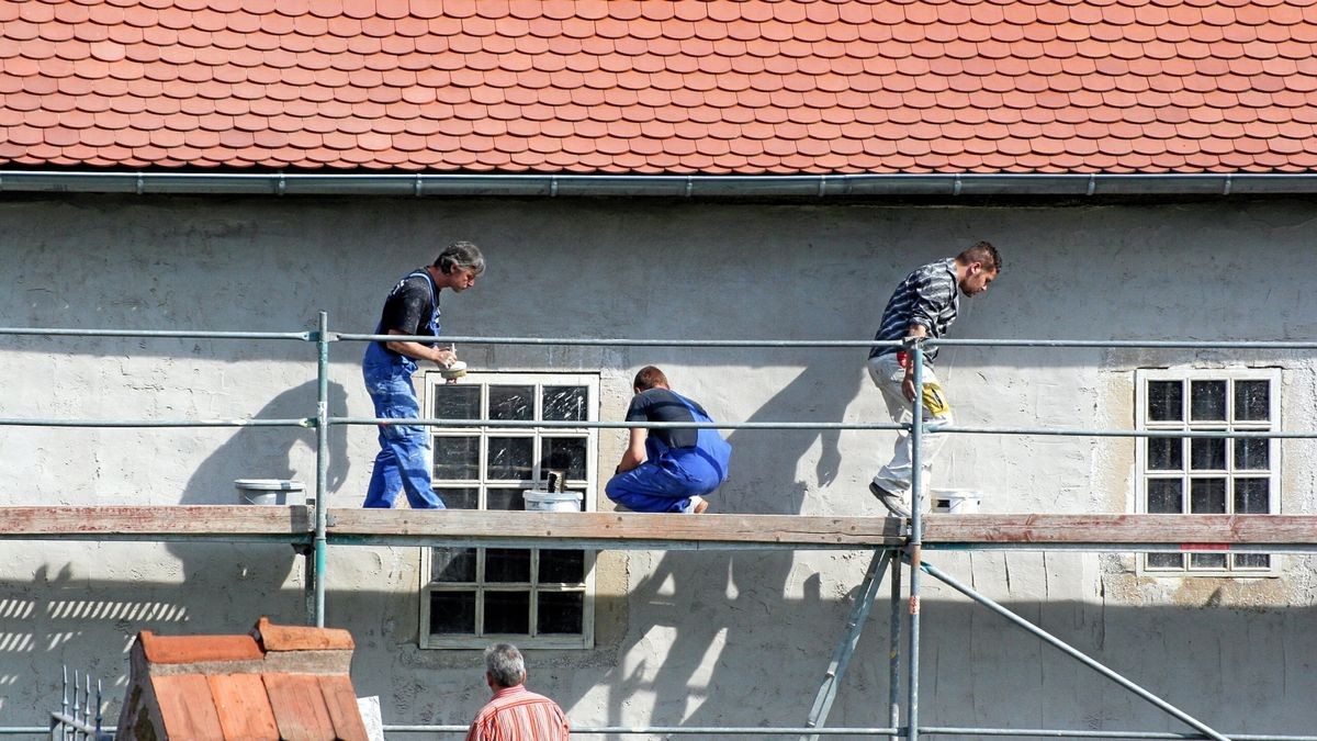 Über das Straffälligen-Projekt „Schwitzen statt sitzen“, mit dem zu einer Geldstrafe verurteilte Menschen die Ersatzfreiheitsstrafe abwenden konnten, wurde unter anderem der Außenputz an der Kirche Kornhochheim/Neudietendorf (Landkreis Gotha) saniert (Archivfoto).