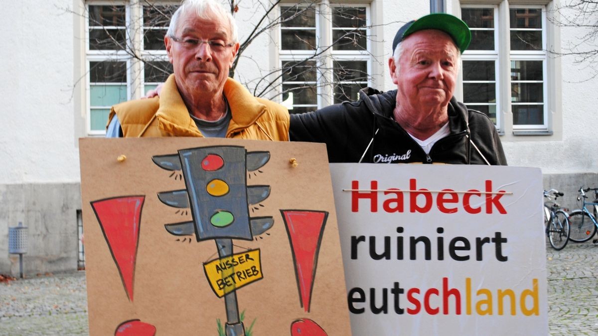 Zwei Teilnehmer aus Bleicherode mit ihren selbst gestalteten Protestplakaten.