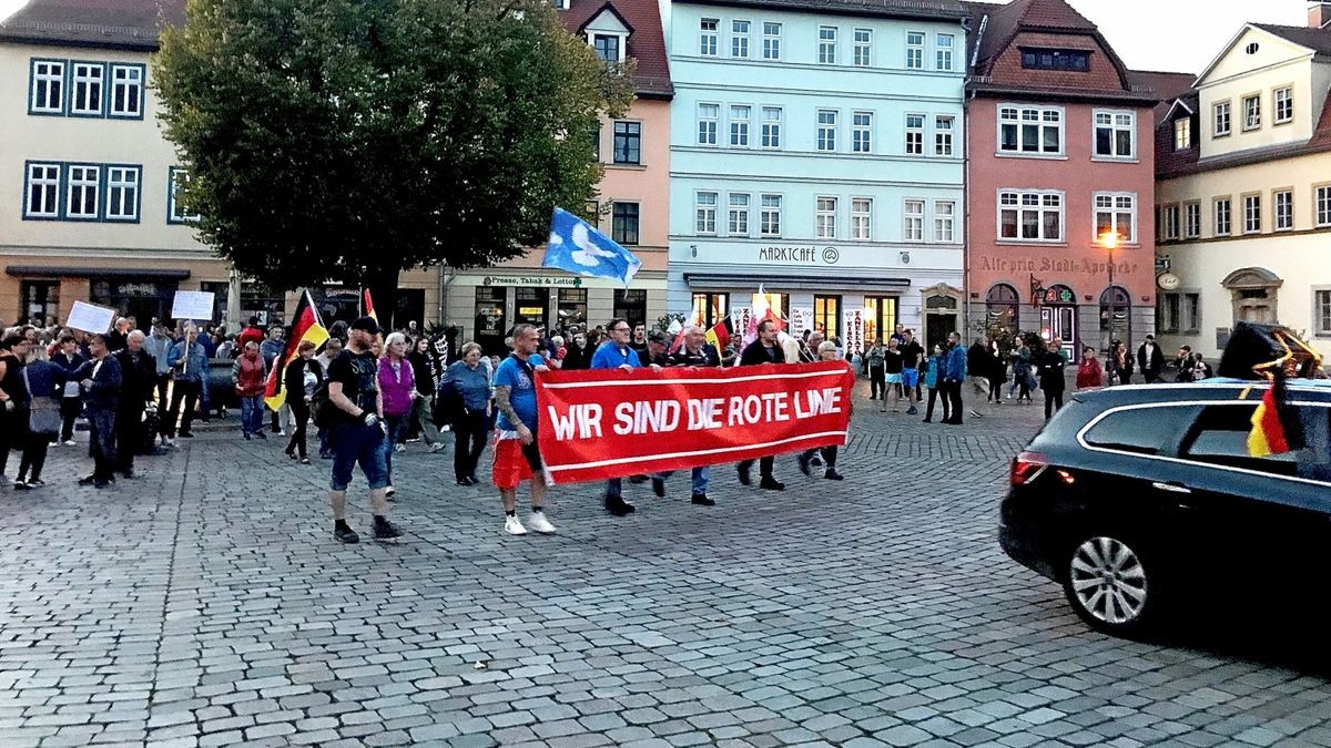 Dass sie nicht einverstanden sind mit der Politik im Bund und im Land machten schätzungsweise 350 bist 400 Bürger am Montagabend (17. Oktober) auch in Apolda deutlich. Hier startet der Protestzug gerade am Markt.