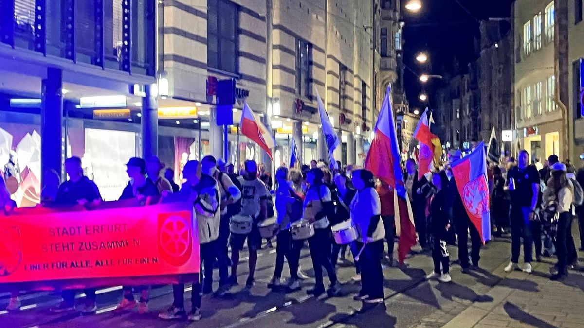 Mit Trommeln und Fahnen zogen die Protestanten durch die Schlösserstraße Richtung Domplatz.