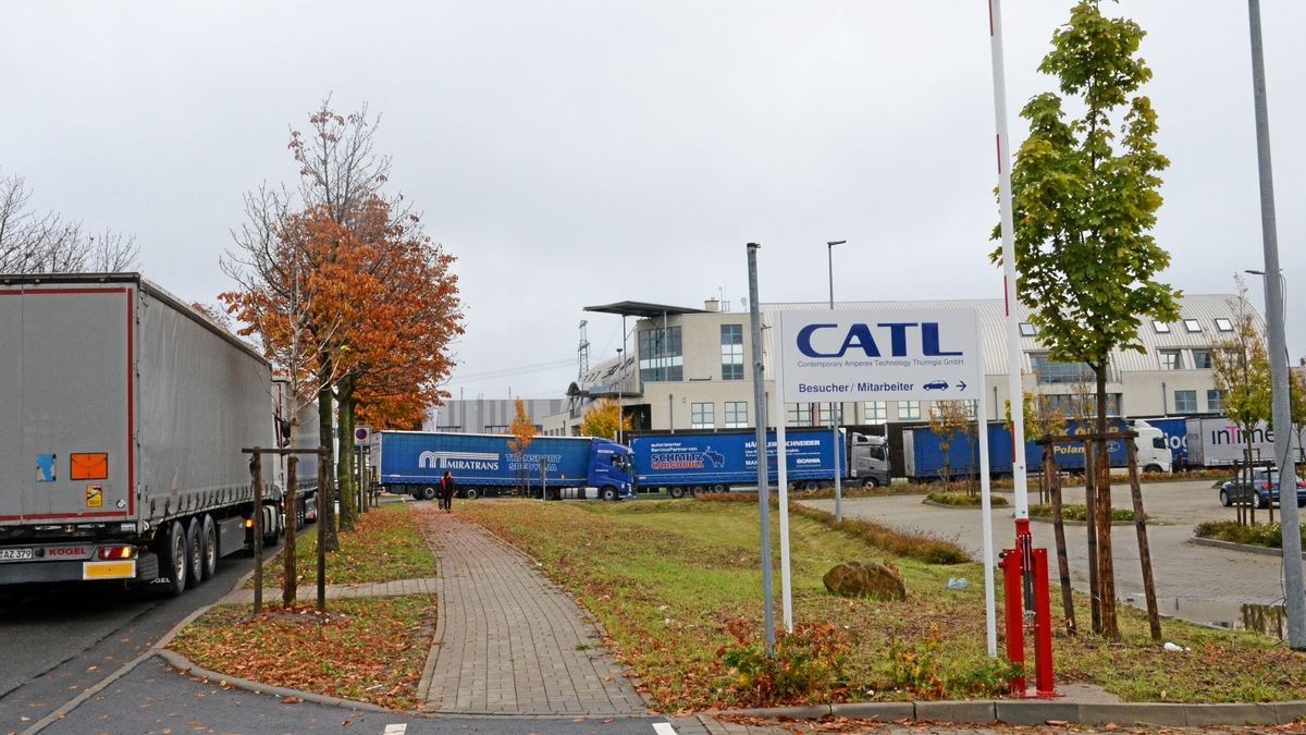 Weil die Werkszufahrt von Catl am Dienstag nicht für die Anzahl der Lieferungen ausreicht, stehen Lkw auch an der Straße „Im Mittelfelde“ (links).