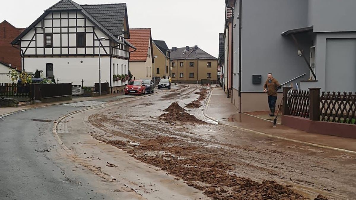 Eine Schlammspur zieht sich auf der Straße durch Tiefenort. Das kleine Örtchen im Wartburgkreis ist am Dienstag durch die Folgen des Starkregens unpassierbar gemacht worden. 