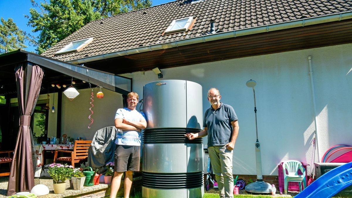 Hausbesitzer Sebastian Ulrich steht zusammen mit Versorgungstechniker Dirk Jänichen (rechts) vor seinem Einfamilienhaus in Berlin Lichterfelde (Archivfoto).