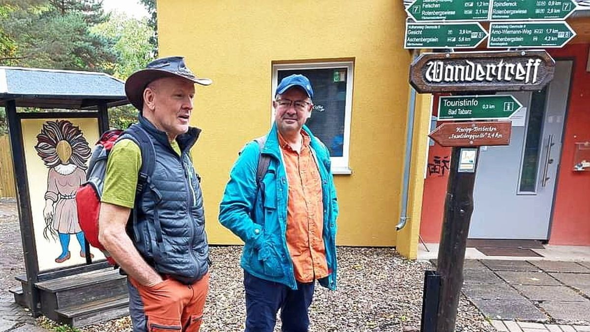 Manuel Andrack (rechts) und Wegewart Dieter Hellmann vor dem Start der Wandertour.Marcel Wedow