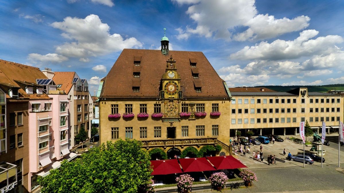 Das Rathaus auf dem Marktplatz wurde im frühen 15. Jahrhundert erbaut. Der Hingucker ist dessen Kunstuhr.