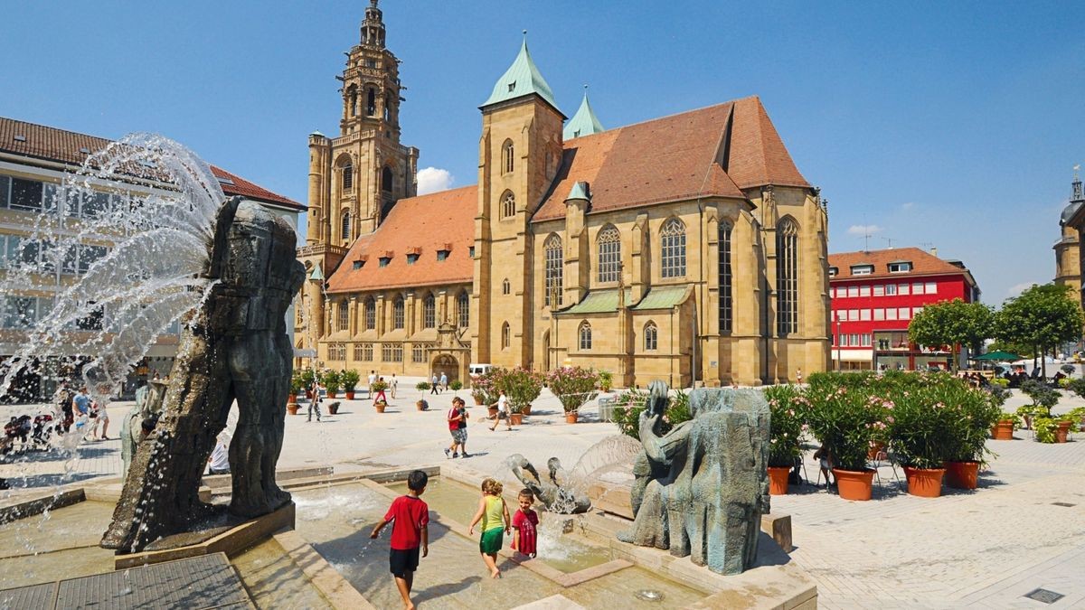 Die Kilianskirche lohnt eine genauere Betrachtung: Die Außenfassade hält interessante Verzierungen bereit.