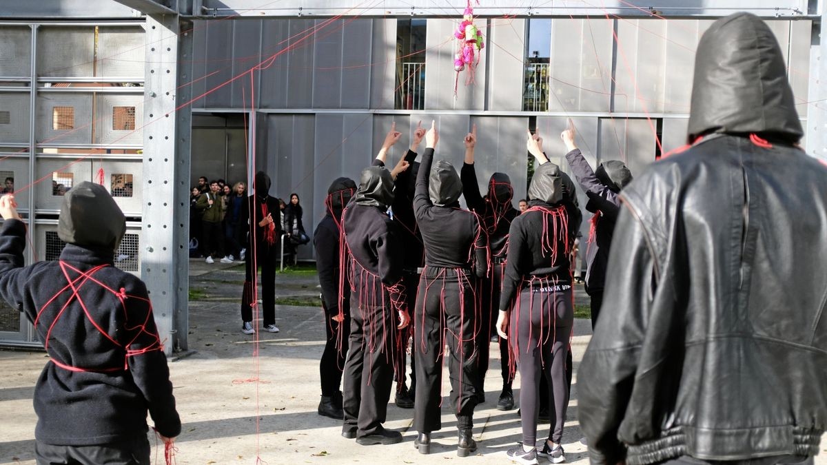 An sieben Orten verteilt über den Campus der Bauhaus Universität präsentierten die Erstsemesterstudierende der Fächer Urbanistik und Architektur eine Gruppen-Performance.