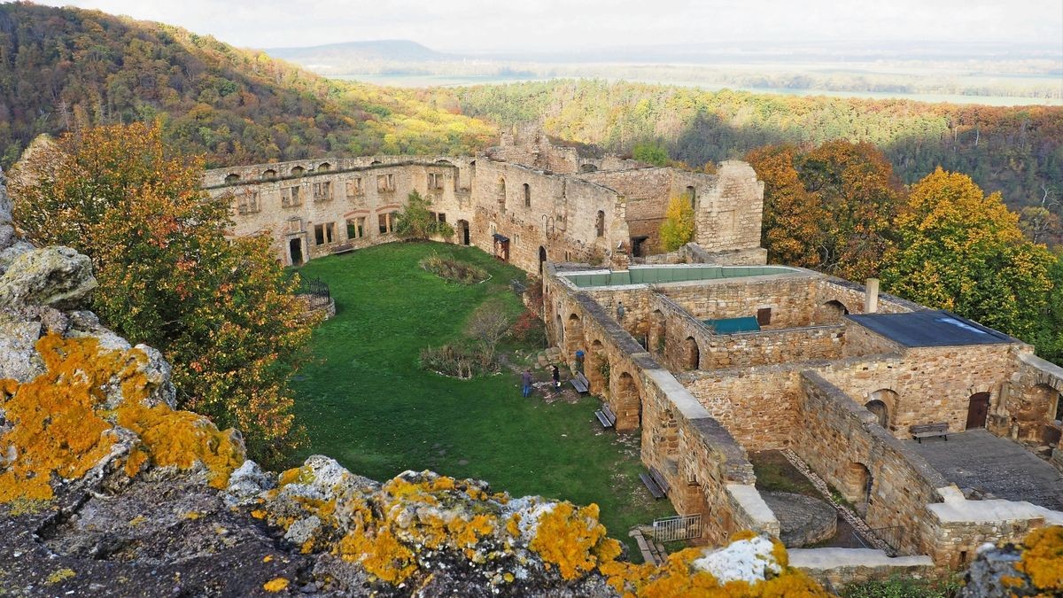 Vom 15 Meter hohen Bergfried hat man einen Rundblick auf das Burggelände und die gesamte Region.