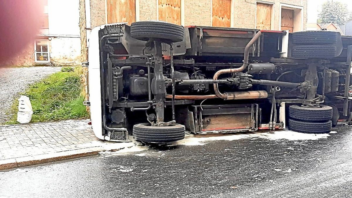 Ein Tanklöschfahrzeug der Apoldaer Feuerwehr verunglückte am Heidenberg.