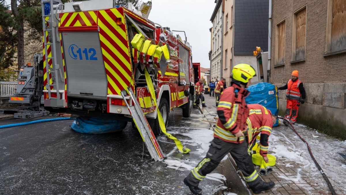 Am Freitag ist in Apolda ein Fahrzeug der Freiwilligen Feuerwehr bei der Anfahrt zu einem Wohnungsbrand verunglückt. 