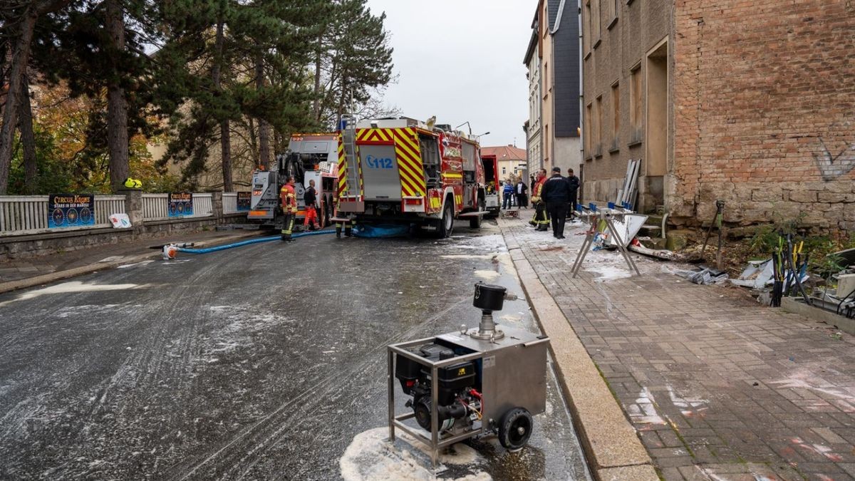 Am Freitag ist in Apolda ein Fahrzeug der Freiwilligen Feuerwehr bei der Anfahrt zu einem Wohnungsbrand verunglückt. 