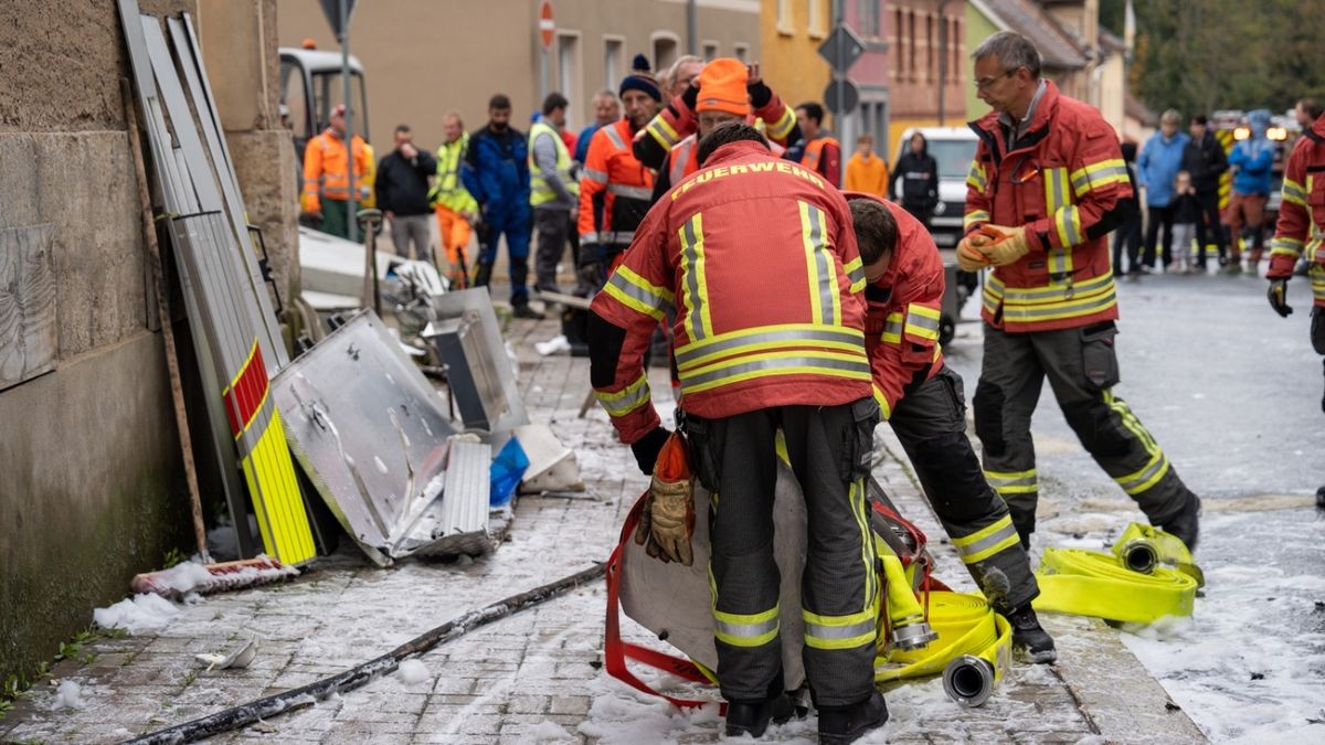 Der Fahrer des Einsatzfahrzeuges wurde dabei verletzt. Er wurde mit einem Rettungswagen in das Klinikum Apolda gebracht. 