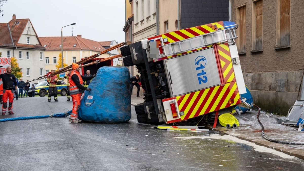 Am Freitag ist in Apolda ein Fahrzeug der Freiwilligen Feuerwehr bei der Anfahrt zu einem Wohnungsbrand verunglückt.