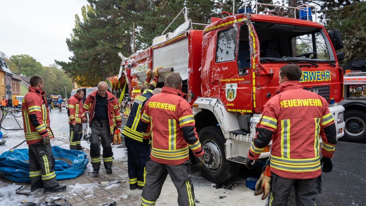 Die übrigen Kameraden der Wehr reinigten die Fahrbahn. 