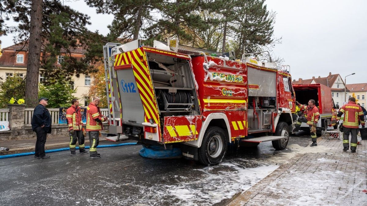 Am Feuerwehrfahrzeug entstand wirtschaftlicher Totalschaden. 