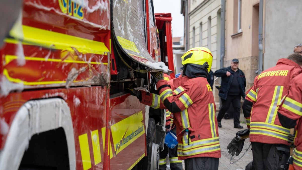 Am Freitag ist in Apolda ein Fahrzeug der Freiwilligen Feuerwehr bei der Anfahrt zu einem Wohnungsbrand verunglückt. 