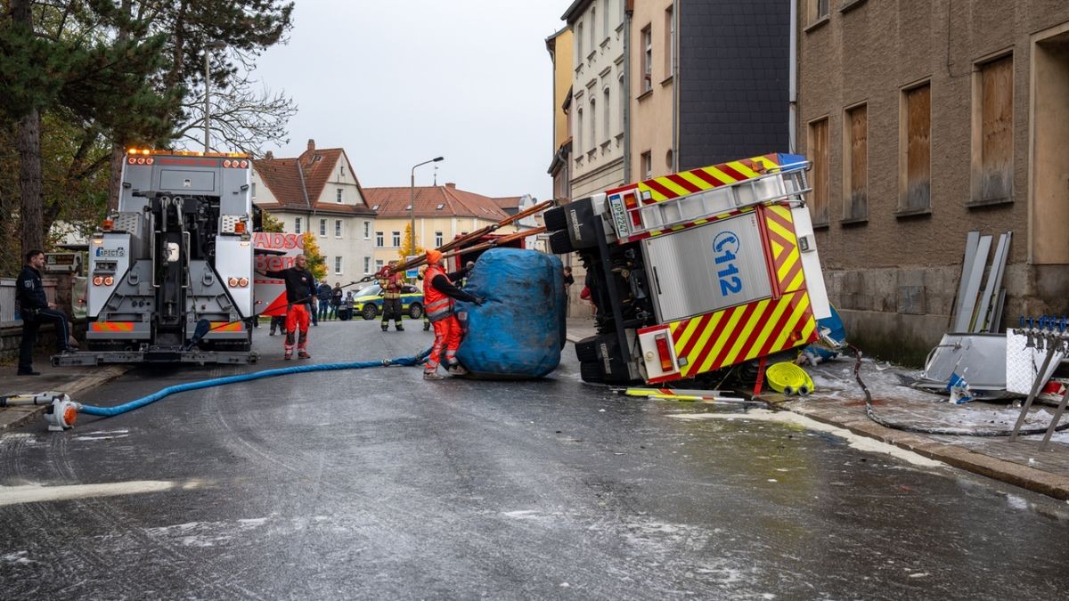 Das Tanklöschfahrzeug der Wehr musste in der Straße Heidenberg einem Fahrzeug ausweichen. Dabei schaukelte sich das Löschwasser im Fahrzeugtank auf, das Fahrzeug kippte auf die Seite, beschädigte mehrere Internet- und Stromkästen und kam vor einem Gebäude auf der Seite zum Liegen.