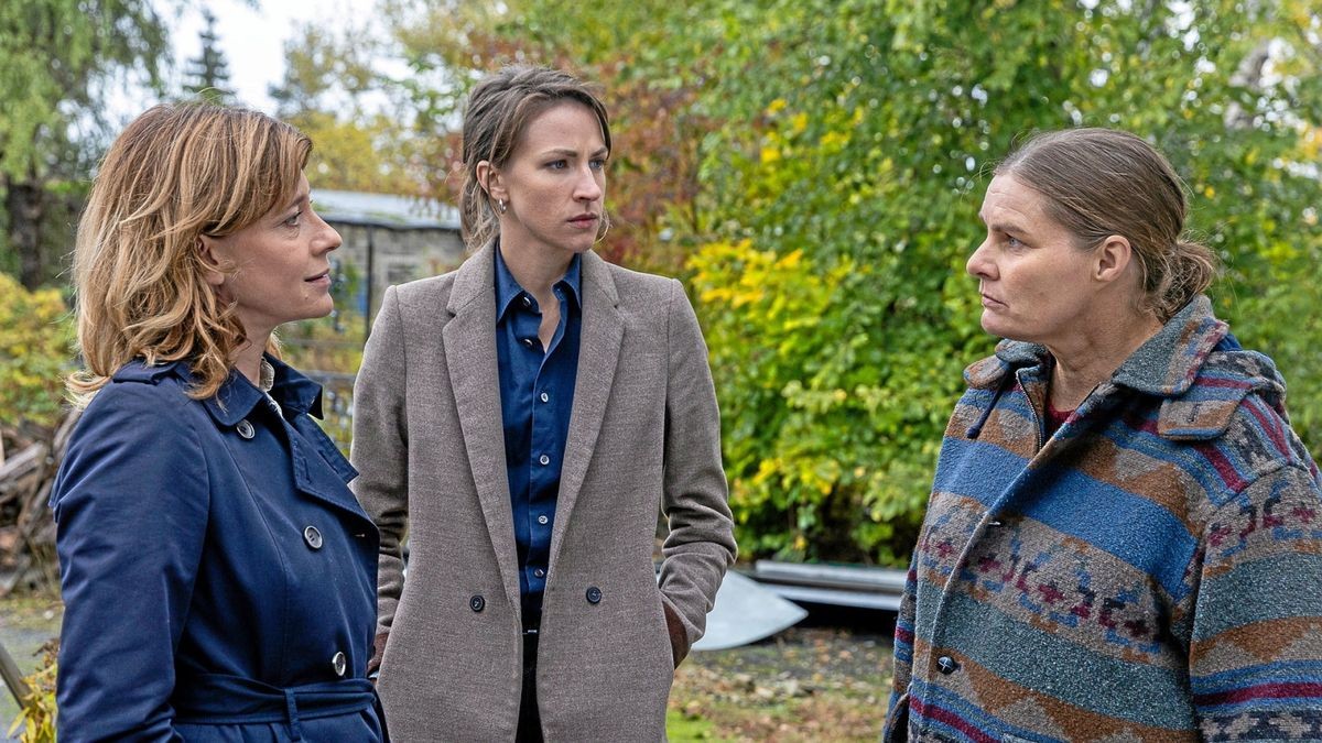 Die drei Kolleginnen Irene Gaup (Caroline Peters, l.), Julia Jungklausen (Natalia Belitski, M.) und Wiebke Lohrmann (Petra Hartung, r.) haben das Handy der verschwundenen Romanautorin gefunden und gehen nun von einem Kapitalverbrechen aus.