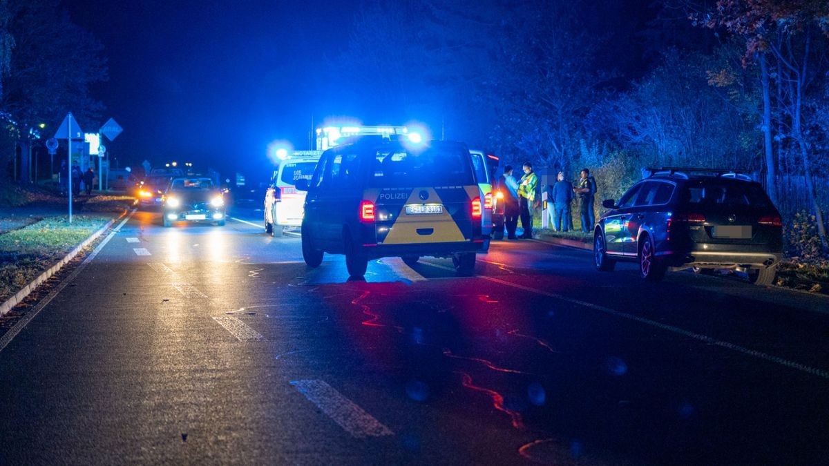 Kurz vor einer Tankstelle trat ein Mann überraschend auf die Straße, der zuvor auf der Bankette gelaufen war.