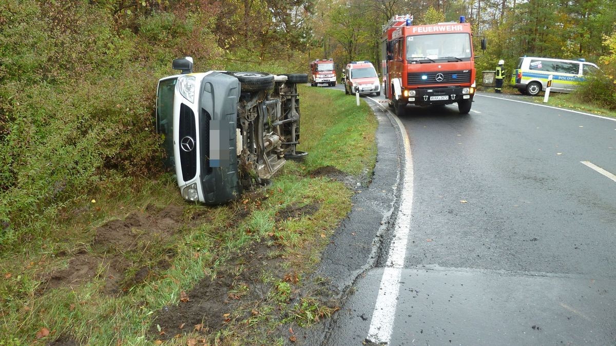 Der Dacia stieß mit einem Mercedes zusammen, der dadurch in einem Straßengraben landete.