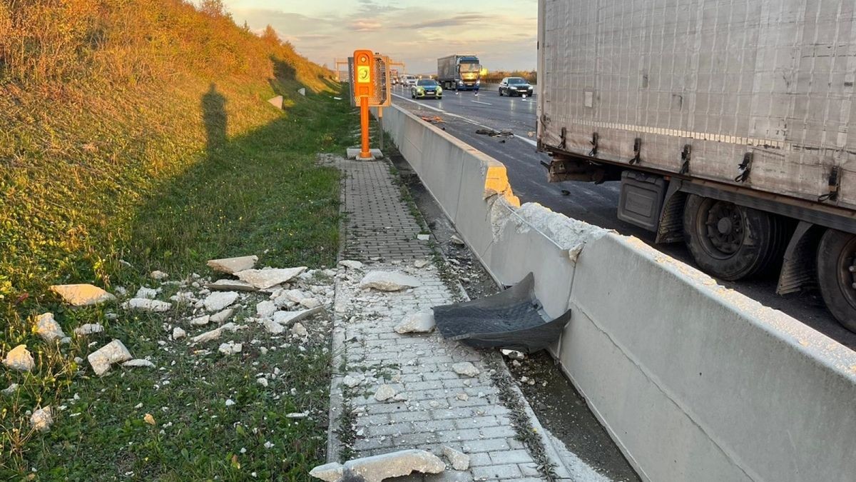 Der Lkw fuhr in eine Betongleitwand.