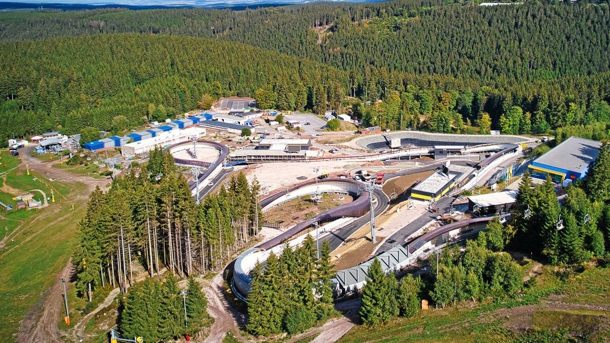 Die Oberhofer Rodelbahn schlängelt sich durch den Thüringer Wald. Sie wird nach dem Umbau  in der nächsten Woche für den Trainingsbetrieb freigegeben.