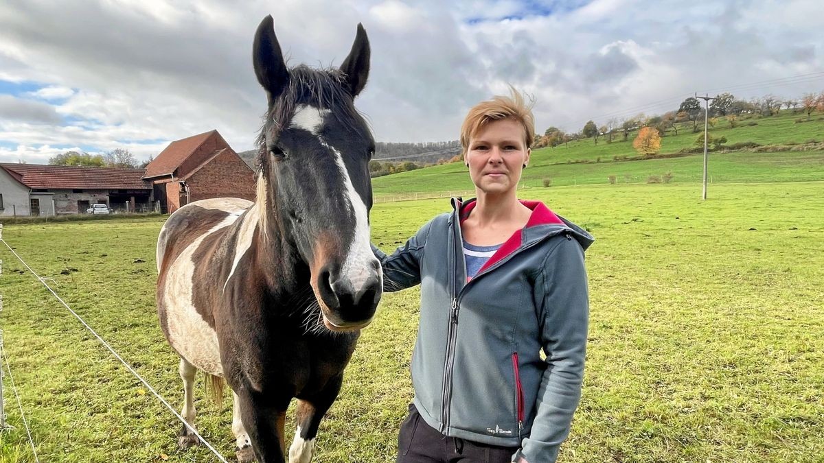 In Sorge ist Johanna Hendrich um ihre Pferde. Lady, eine 13-jährige Scheckstute, ist Mitte September mit einem Messer verletzt worden. Erst vorigen Sonntag verfolgte ihr Mann zwei Unbekannte, die nachts in Richtung Burscheler Chaussee (im hinteren Teil des Bildes) flüchten konnten.