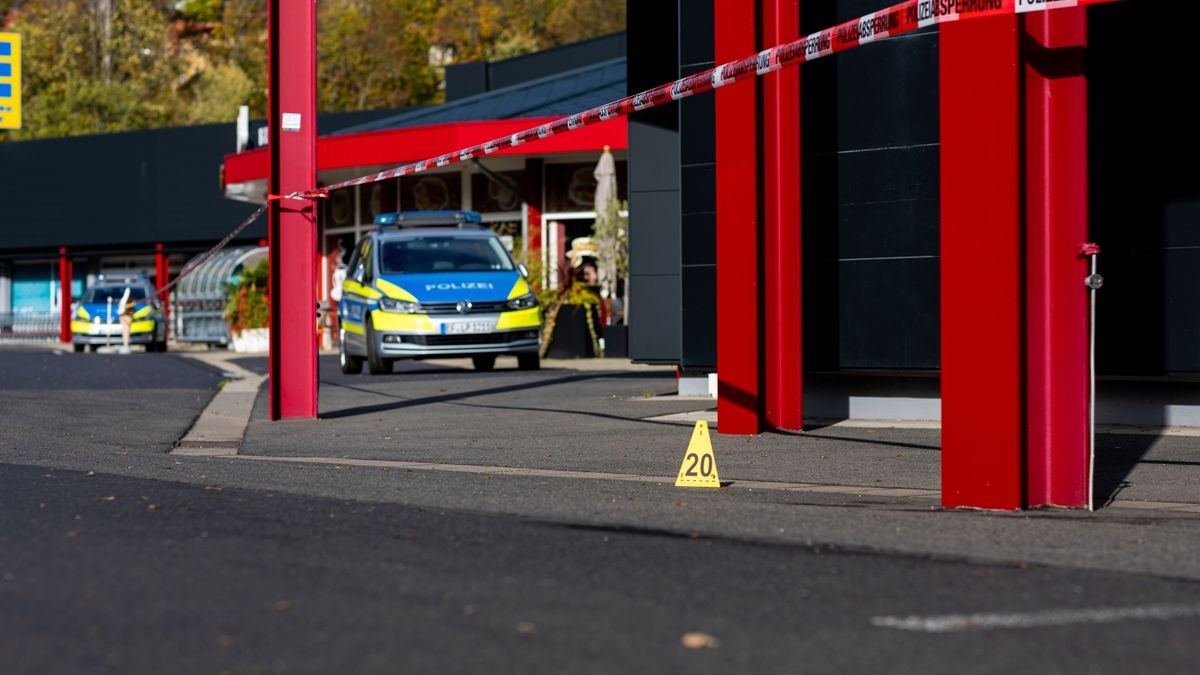 Im Wartburgkreis haben Unbekannte versucht, einen Geldautomaten aufzubrechen. Wie die Polizei mitteilte, geschah die Tat in der Nacht zum Dienstag.