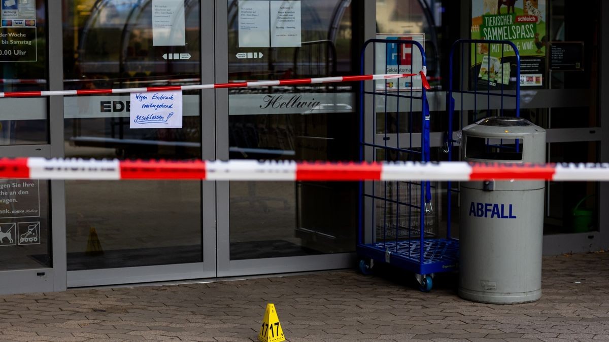 Nach vorliegenden Informationen wurde der Automat gewaltsam geöffnet, gesprengt wurde er nicht.