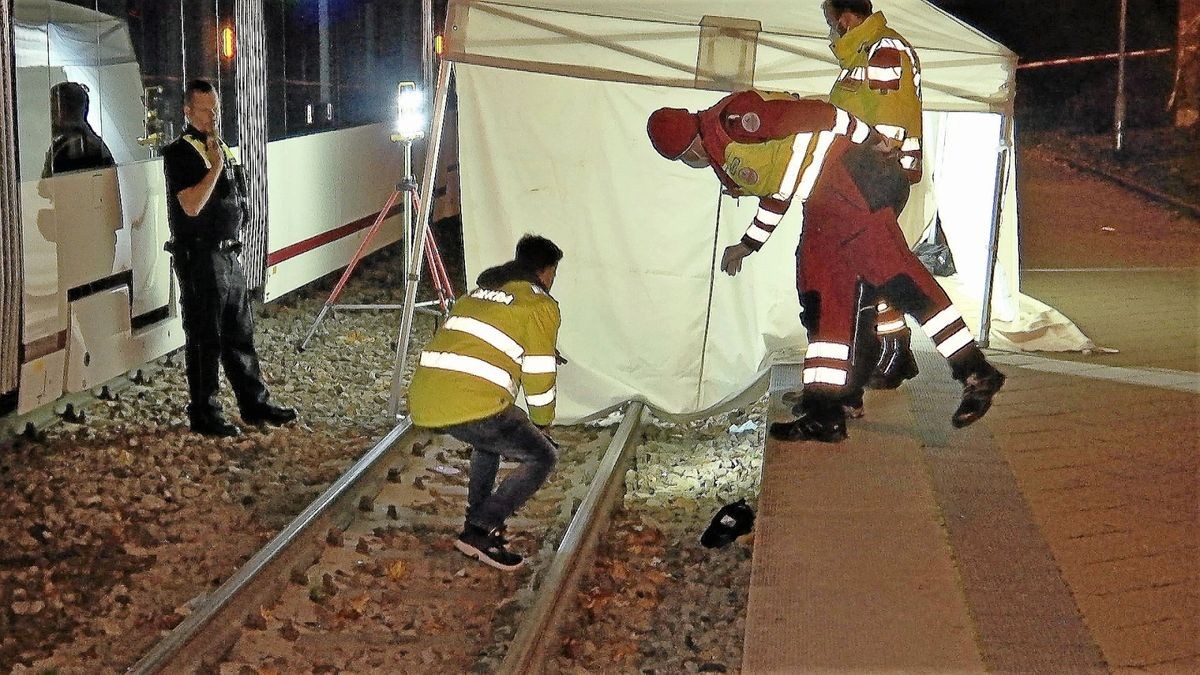 Bei einem Straßenbahnunfall an der Haltestelle Drosselberg ist am Montagabend eine Frau ums Leben gekommen. 