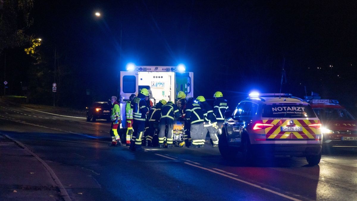 Ein schwerer Unfall ereignete sich in der Nacht von Dienstag auf Mittwoch in Suhl. Ein Auto, besetzt mit fünf Jugendlichen, prallte gegen einen Baum und rutschte einen Abhang hinunter. 