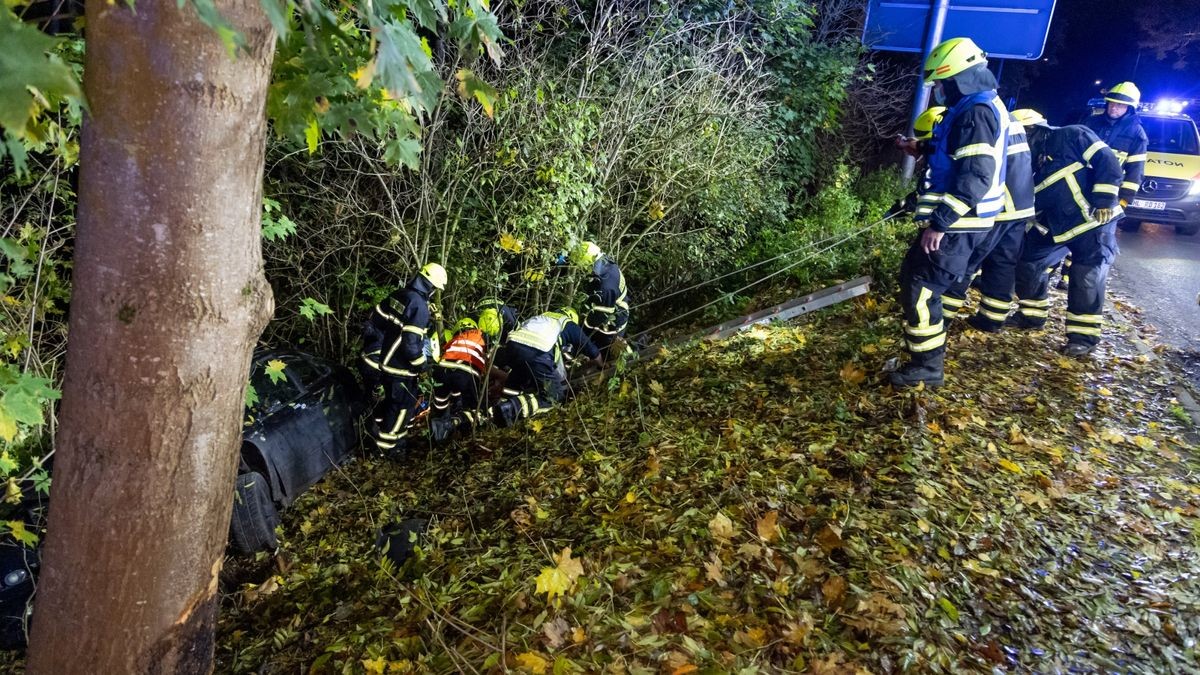 Ein schwerer Unfall ereignete sich in der Nacht von Dienstag auf Mittwoch in Suhl. Ein Auto, besetzt mit fünf Jugendlichen, prallte gegen einen Baum und rutschte einen Abhang hinunter. 