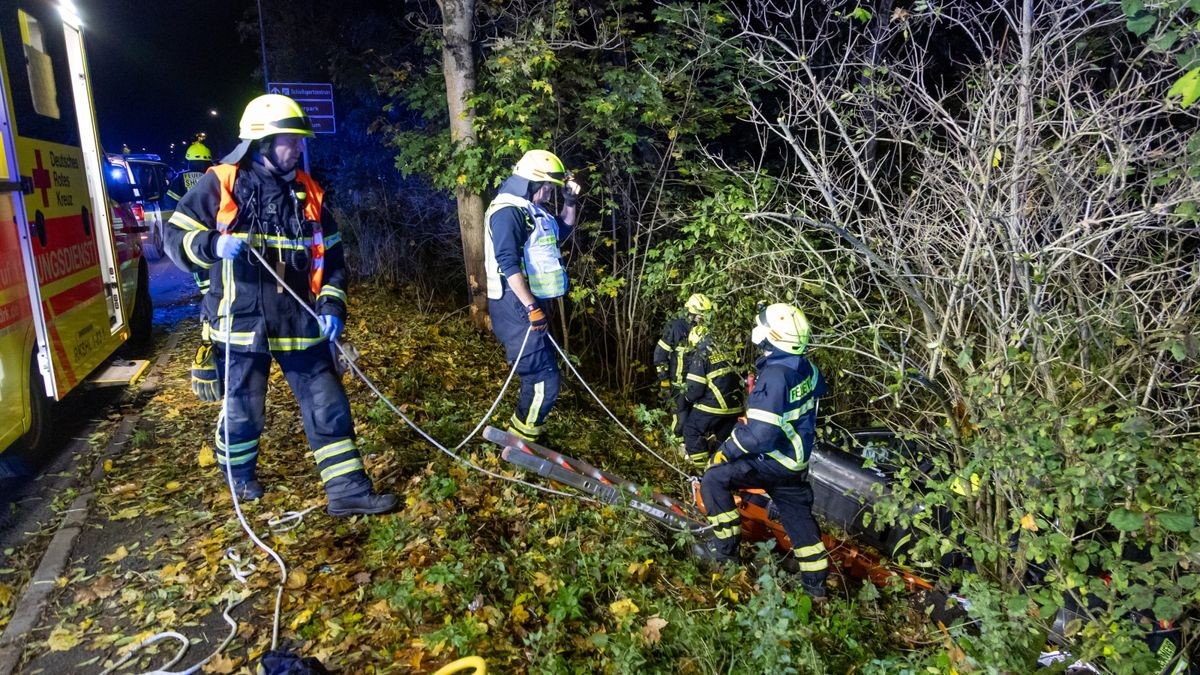 Ein schwerer Unfall ereignete sich in der Nacht von Dienstag auf Mittwoch in Suhl. Ein Auto, besetzt mit fünf Jugendlichen, prallte gegen einen Baum und rutschte einen Abhang hinunter. 