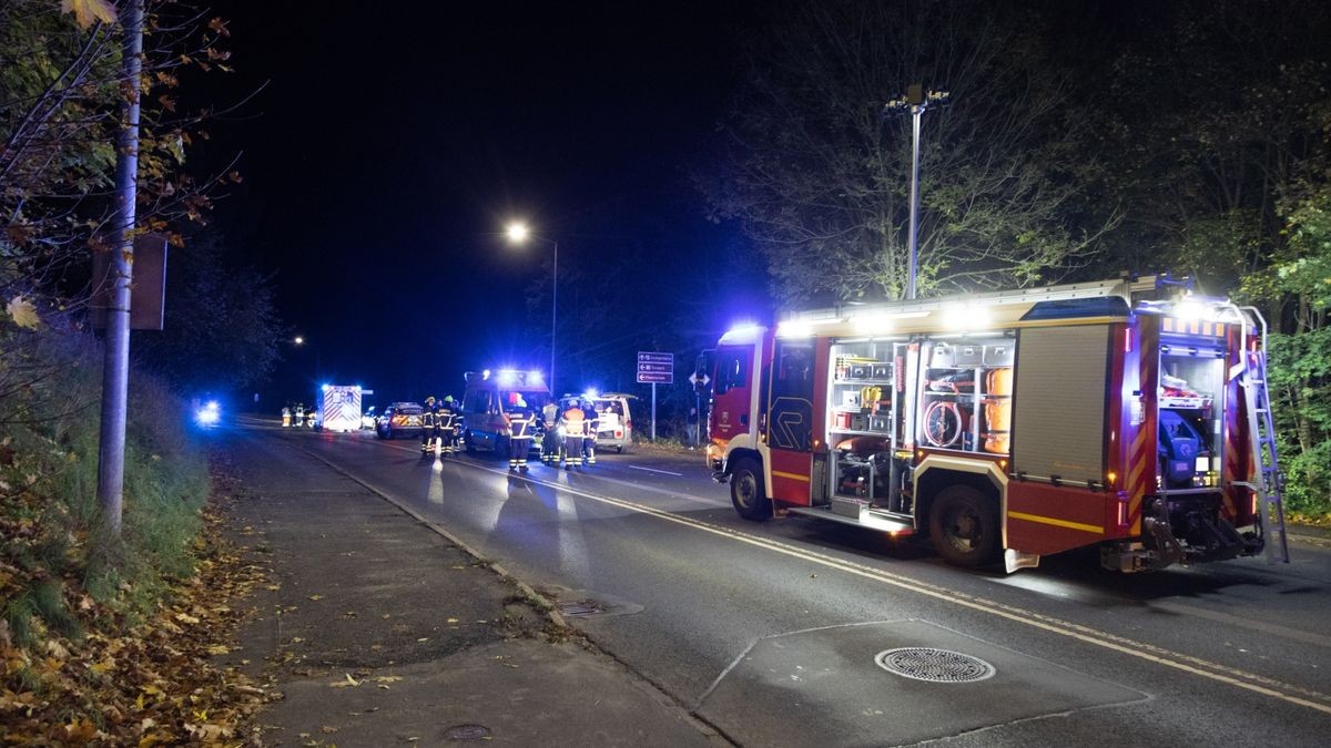 Ein schwerer Unfall ereignete sich in der Nacht von Dienstag auf Mittwoch in Suhl. Ein Auto, besetzt mit fünf Jugendlichen, prallte gegen einen Baum und rutschte einen Abhang hinunter.