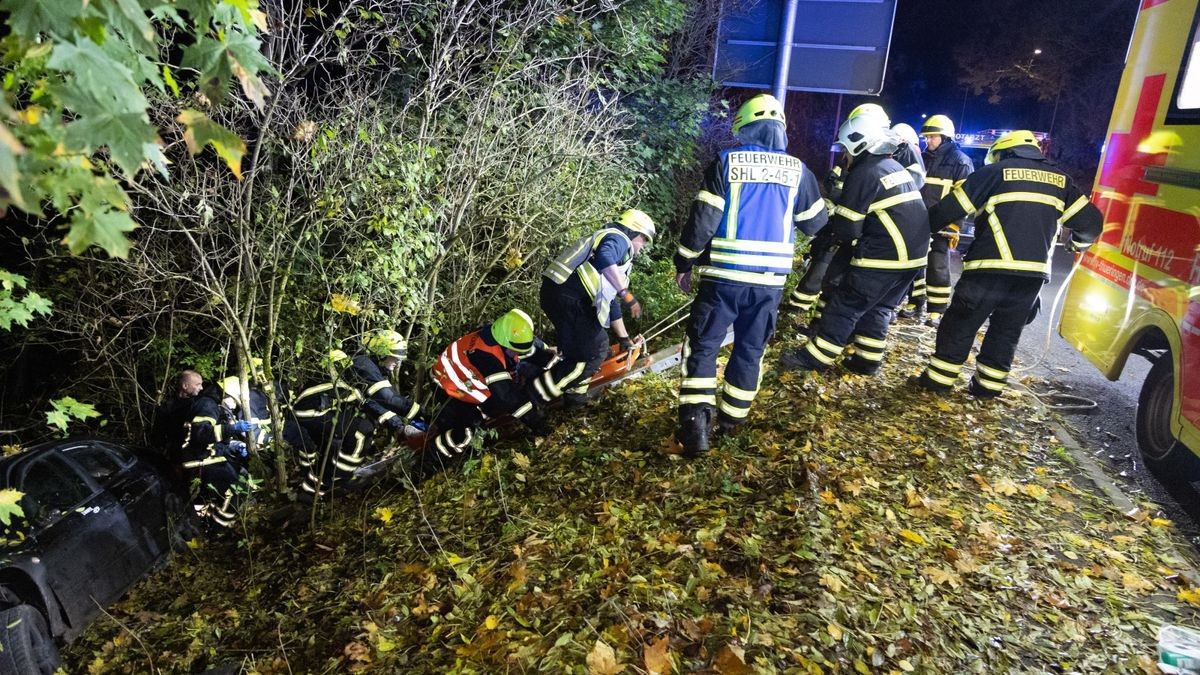 Ein schwerer Unfall ereignete sich in der Nacht von Dienstag auf Mittwoch in Suhl. Ein Auto, besetzt mit fünf Jugendlichen, prallte gegen einen Baum und rutschte einen Abhang hinunter. 