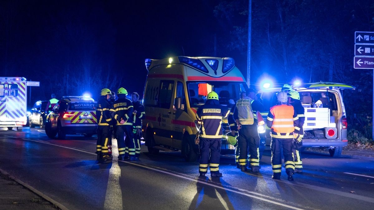 Der 20-Jährige Fahrer und vier weitere Insassen im Alter von 16 bis 18 Jahren kamen schwer verletzt in ein Krankenhaus.