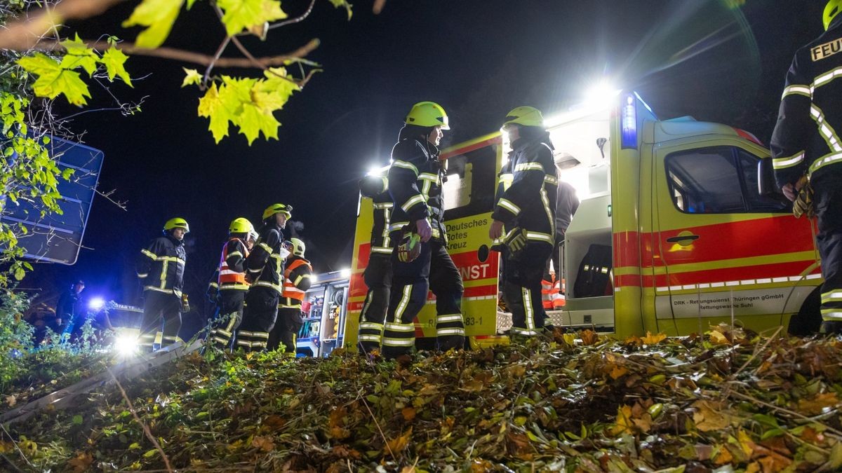 Ein Jugendlicher erlitt lebensgefährliche Verletzungen und musste in ein Krankenhaus geflogen werden. 