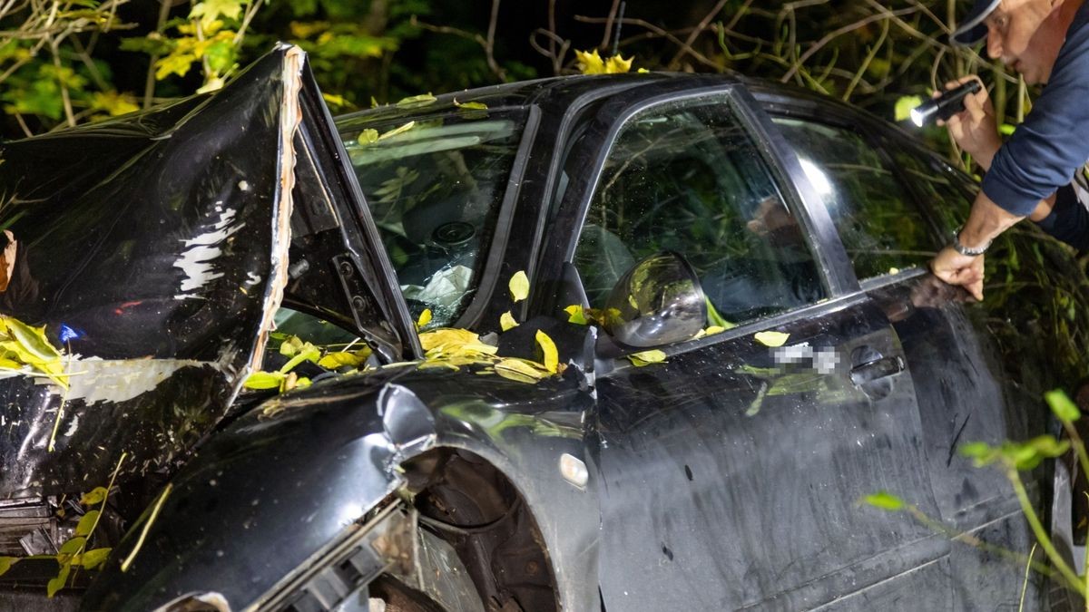 Ein schwerer Unfall ereignete sich in der Nacht von Dienstag auf Mittwoch in Suhl. Ein Auto, besetzt mit fünf Jugendlichen, prallte gegen einen Baum und rutschte einen Abhang hinunter. 