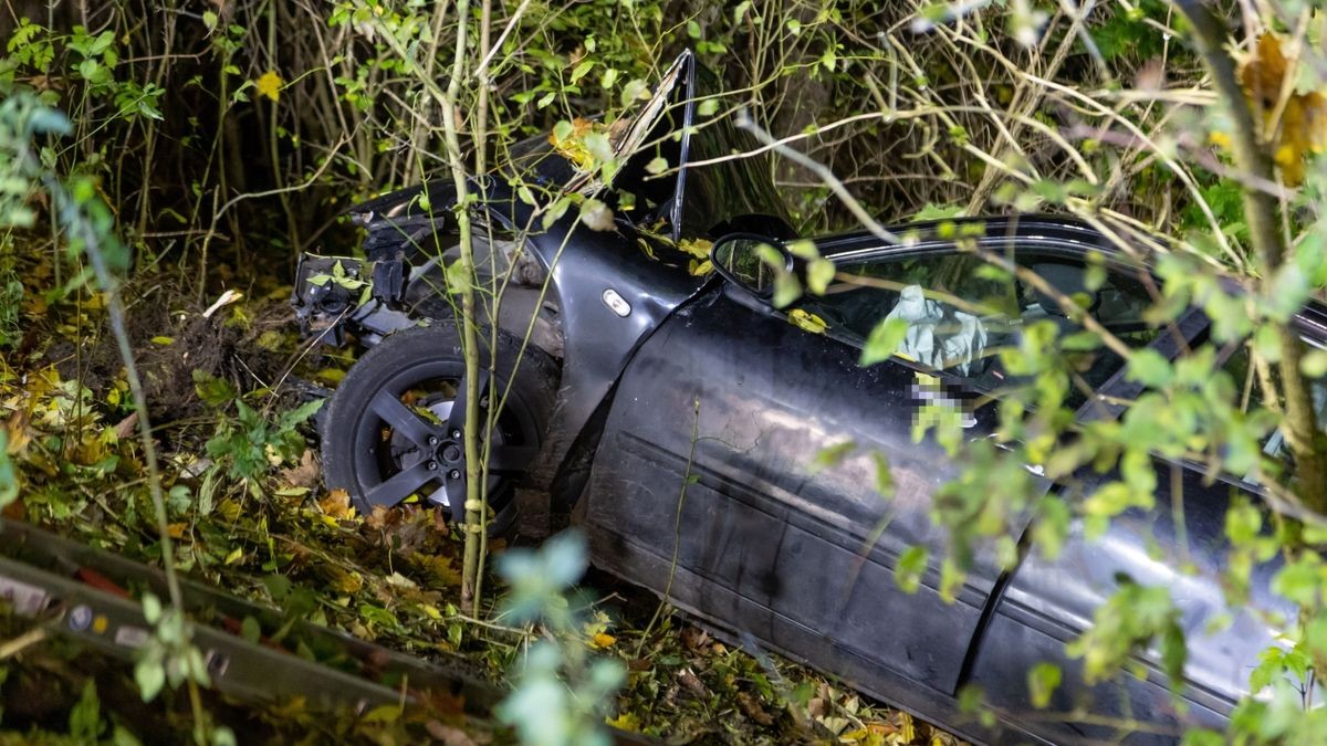 Ein schwerer Unfall ereignete sich in der Nacht von Dienstag auf Mittwoch in Suhl. Ein Auto, besetzt mit fünf Jugendlichen, prallte gegen einen Baum und rutschte einen Abhang hinunter. 