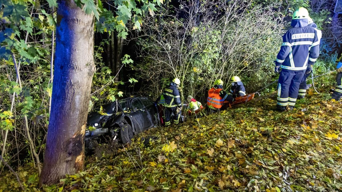 Ein schwerer Unfall ereignete sich in der Nacht von Dienstag auf Mittwoch in Suhl. Ein Auto, besetzt mit fünf Jugendlichen, prallte gegen einen Baum und rutschte einen Abhang hinunter. 